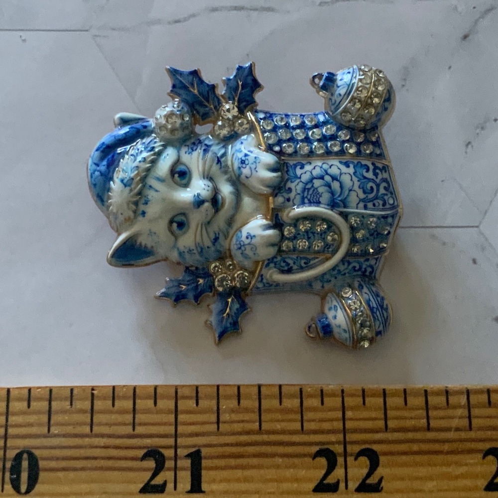 Enamel Christmas Cat Brooch Blue White Rhinestone Chinoiserie Holiday Kitten Pin - Picture 2 of 4